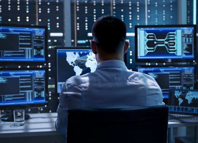 Homem trabalhando no computador
