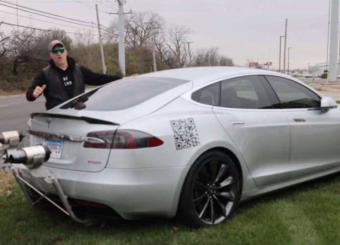 engenheiro com turbinas do tesla a jato