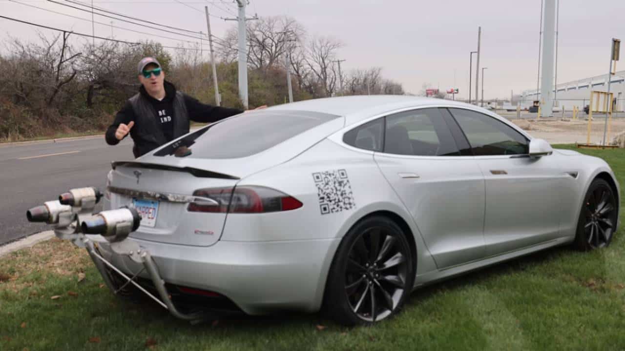 Inventor cria primeiro Tesla movido a jato; assista