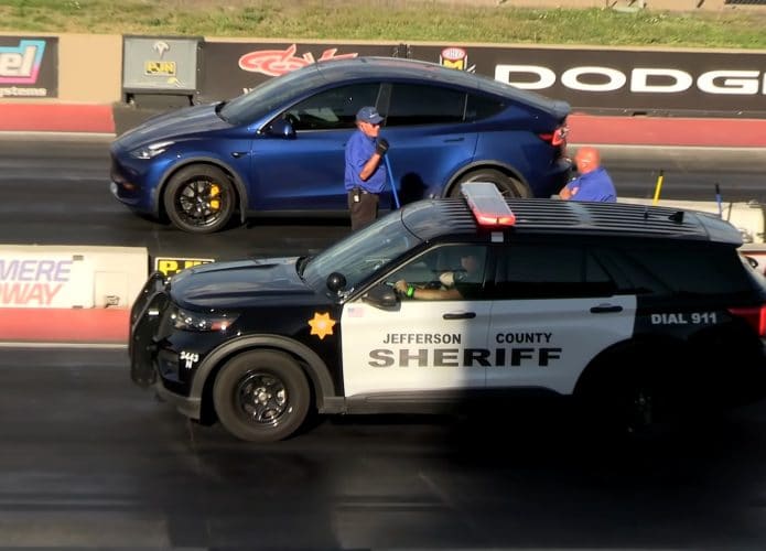 Tesla Model Y disputa arrancada com Polícia