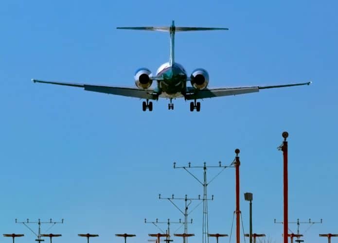 aeronave em situação de pouso para ilustrar a preocupação das companhias aéreas dos EUA sobre a interferência do 5G em equipamentos de voo