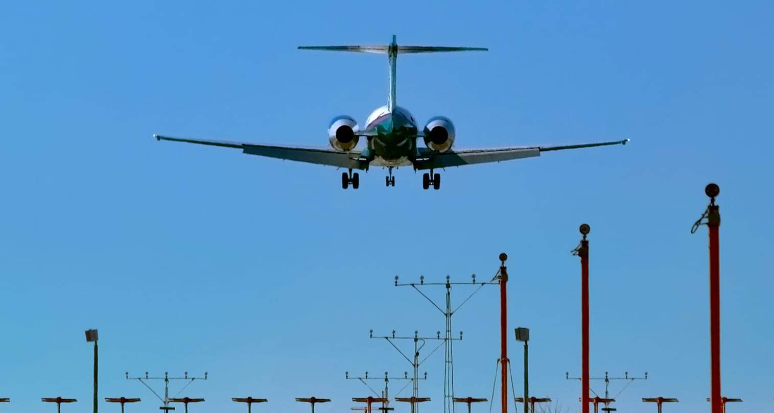 aeronave em situação de pouso para ilustrar a preocupação das companhias aéreas dos EUA sobre a interferência do 5G em equipamentos de voo