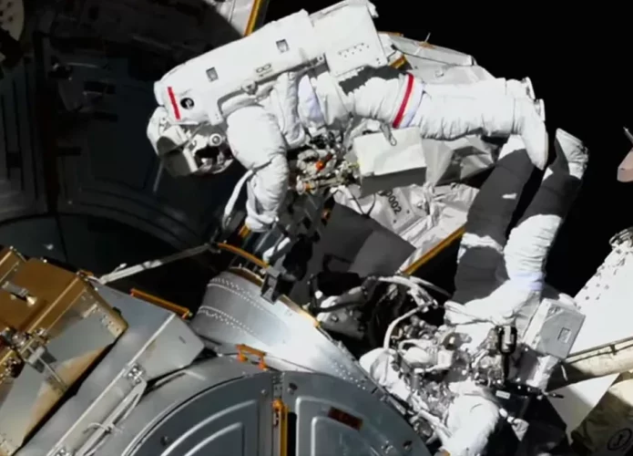 astronautas-iss-caminhada-espacial-capa-695x500.webp