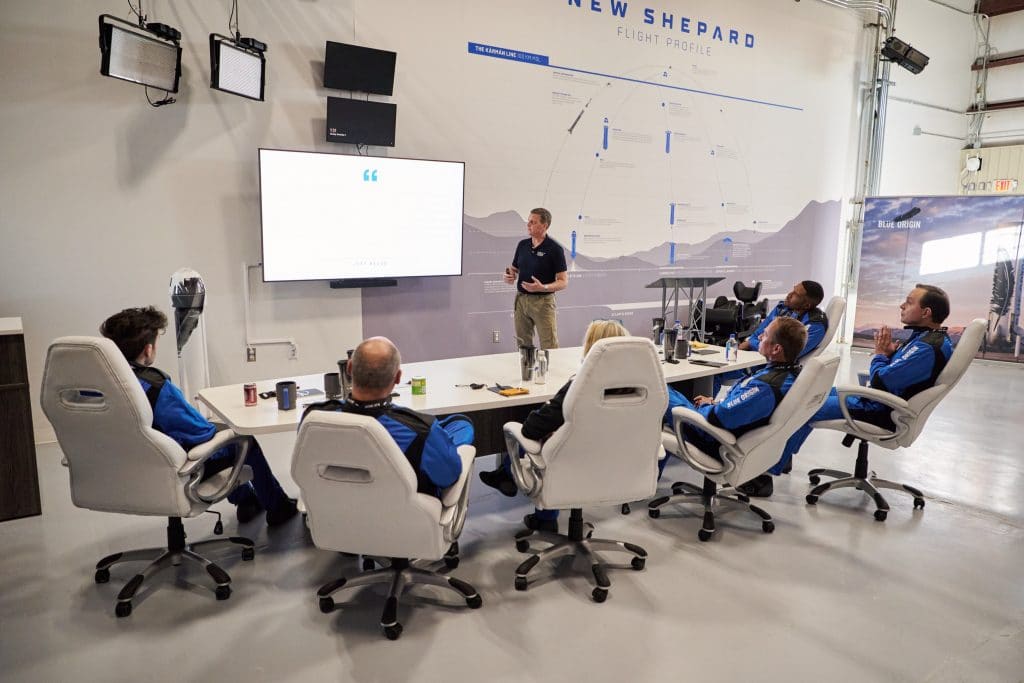 Time da Blue Origin participa de briefing da missão NS-19.

Blue Origin adia NS-19 para o dia 11/12 