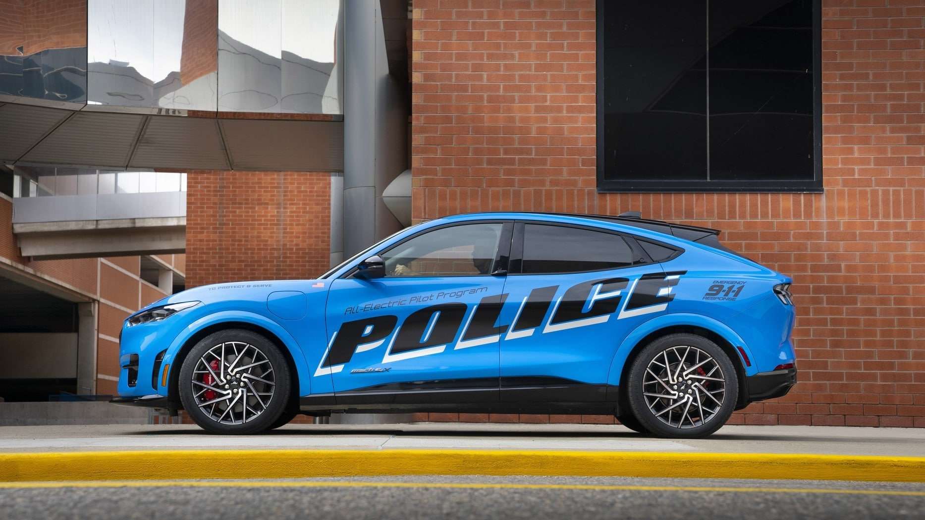 Mustang Mach-E com gravação de polícia na lataria