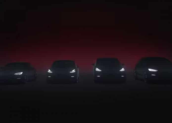Carros da Tesla enfileirados, um ao lado do outro