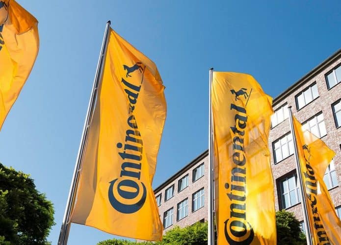 bandeiras da Continental, empresa alemã pressionada pelo governo chinês a cortar laços com a Lituânia