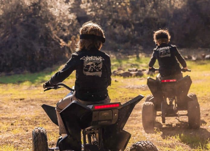 crianças pilotando quadriciclos Cyberquad