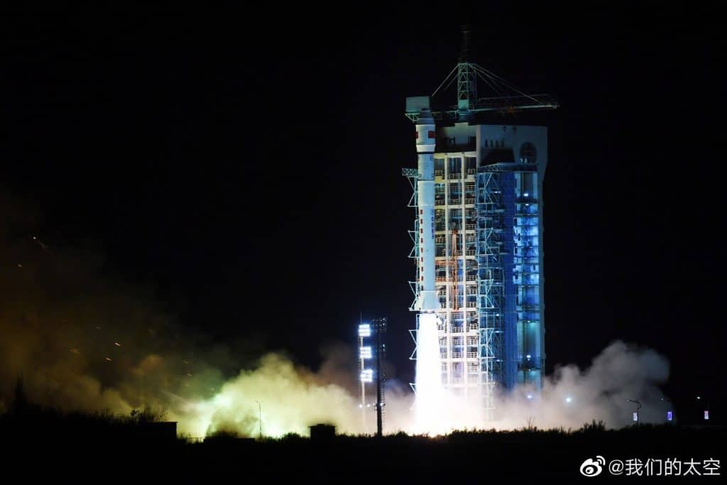 Foguete Chang Zheng 2D decola com o satélite Tianhui 4 a bordo. Imagem: Weibo.