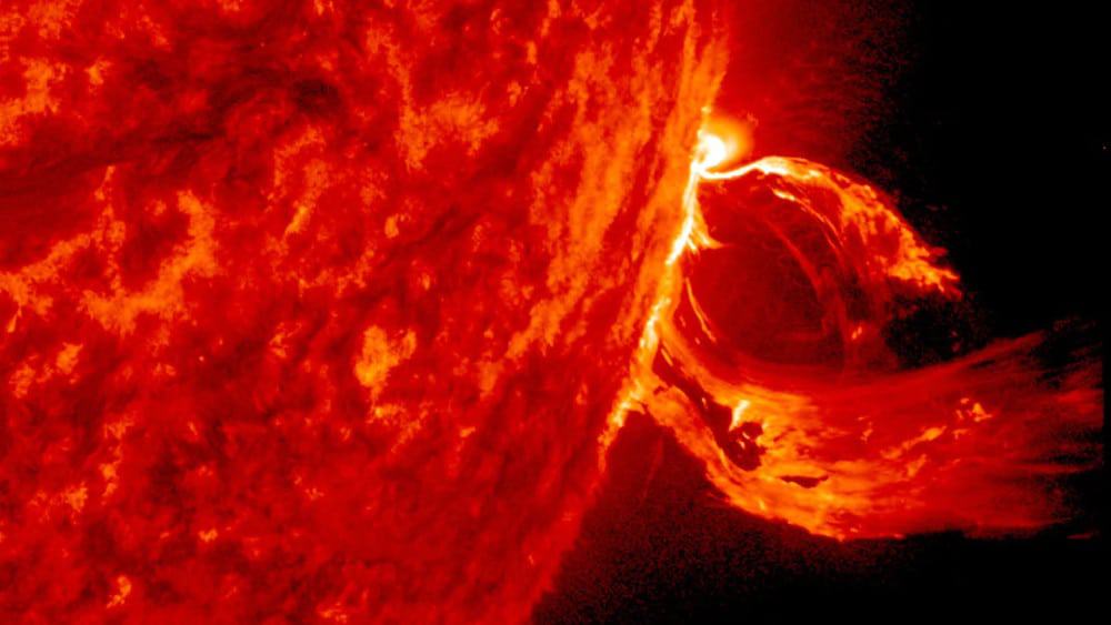 Imagem mostra uma ejeção de massa coronal despejada após uma erupção estelar (Ilustração)