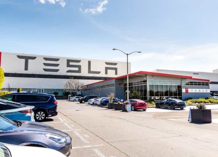 Fachada da fábrica da Tesla em Fremont, Califórnia, nos Estados Unidos