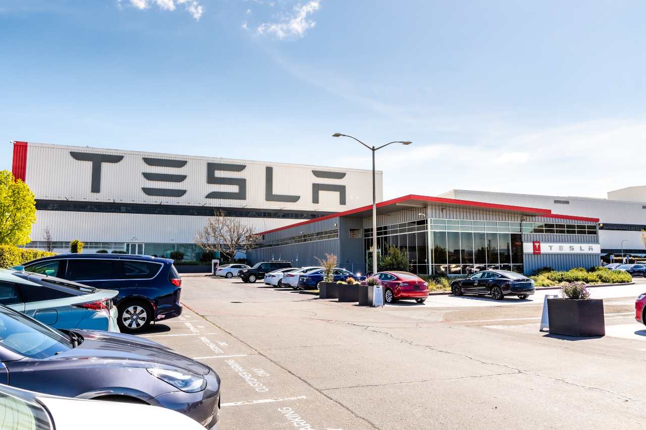 Fachada da fábrica da Tesla em Fremont, Califórnia, nos Estados Unidos