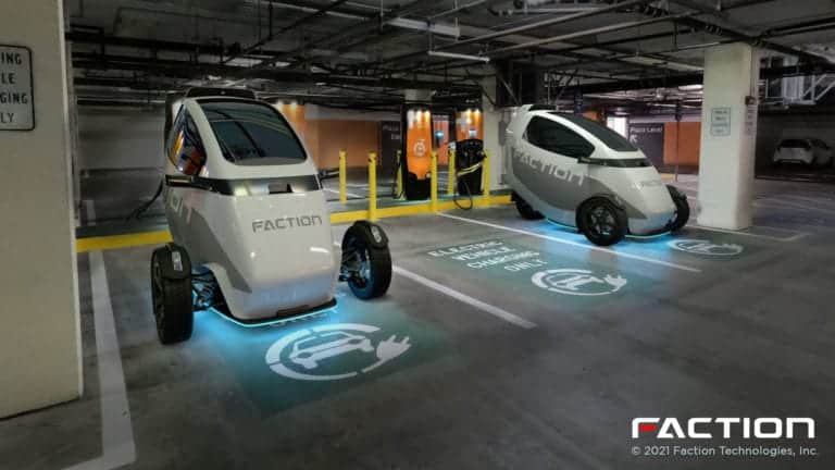 Dois triciclos elétricos autônomos estacionados