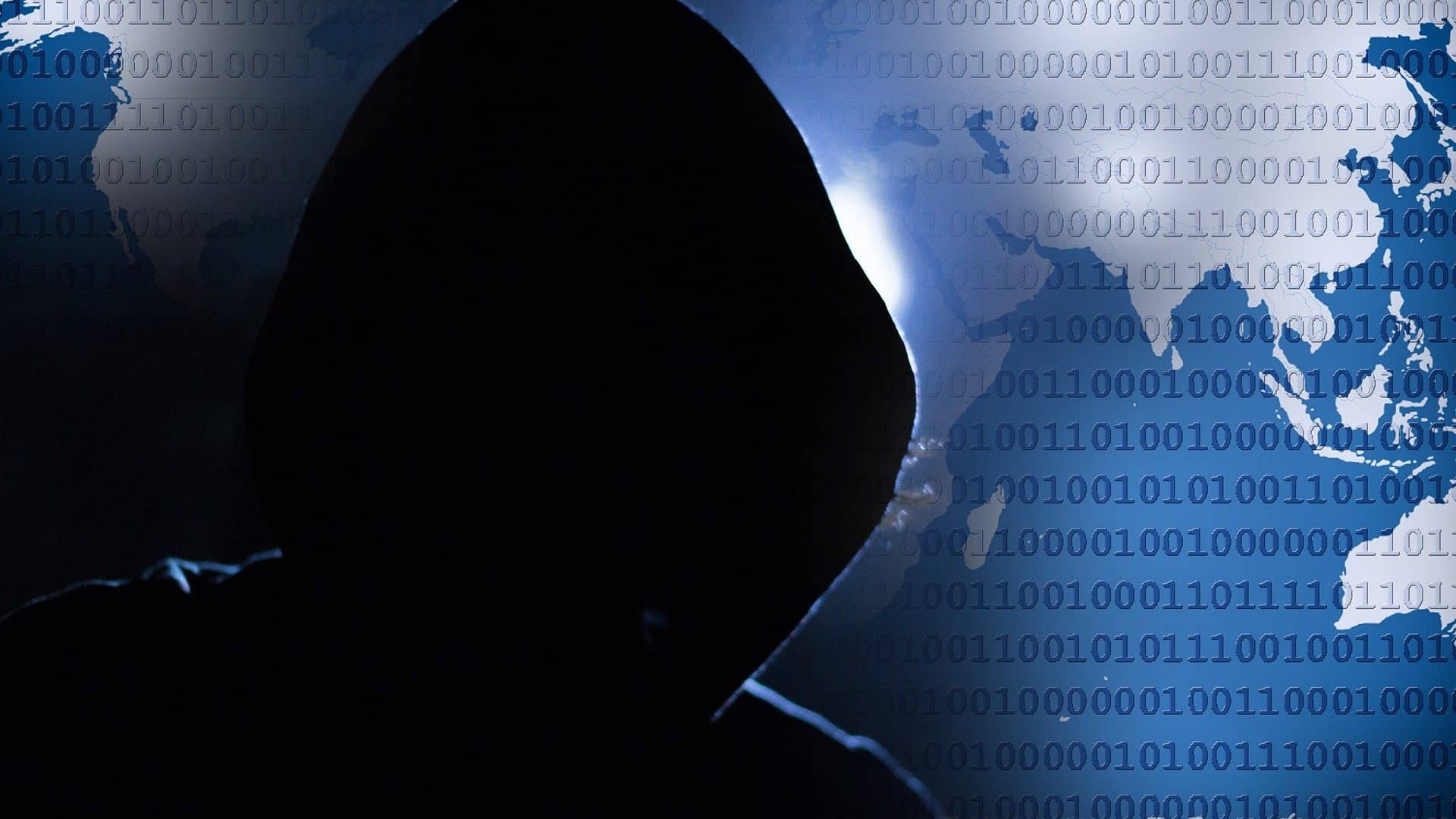 imagem de uma pessoa de capuz para ilustrar um ataque hacker