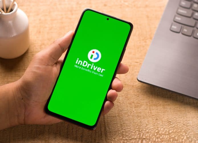 Logo do aplicativo inDriver na tela de um celular