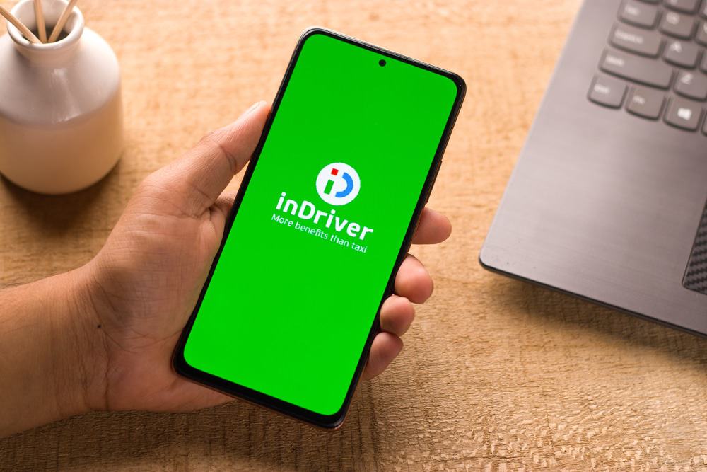 Logo do aplicativo inDriver na tela de um celular