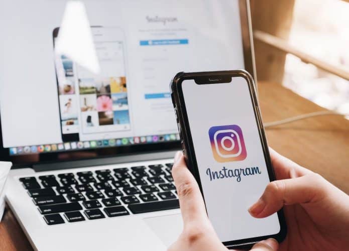 Pessoa acessa o Instagram