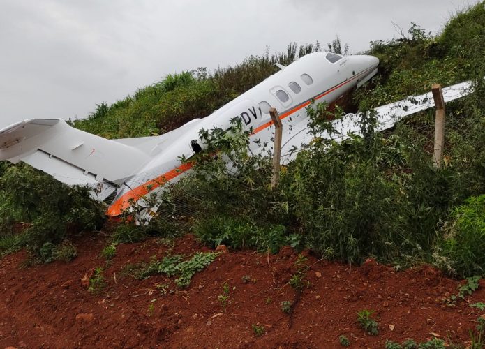 jato em um barranco após um acidente na hora de pousar