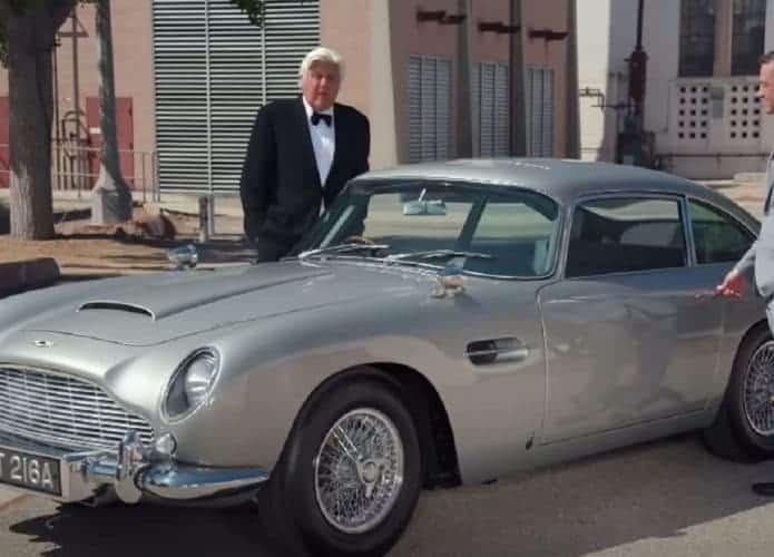 Jay Leno com o Aston Martin DB5