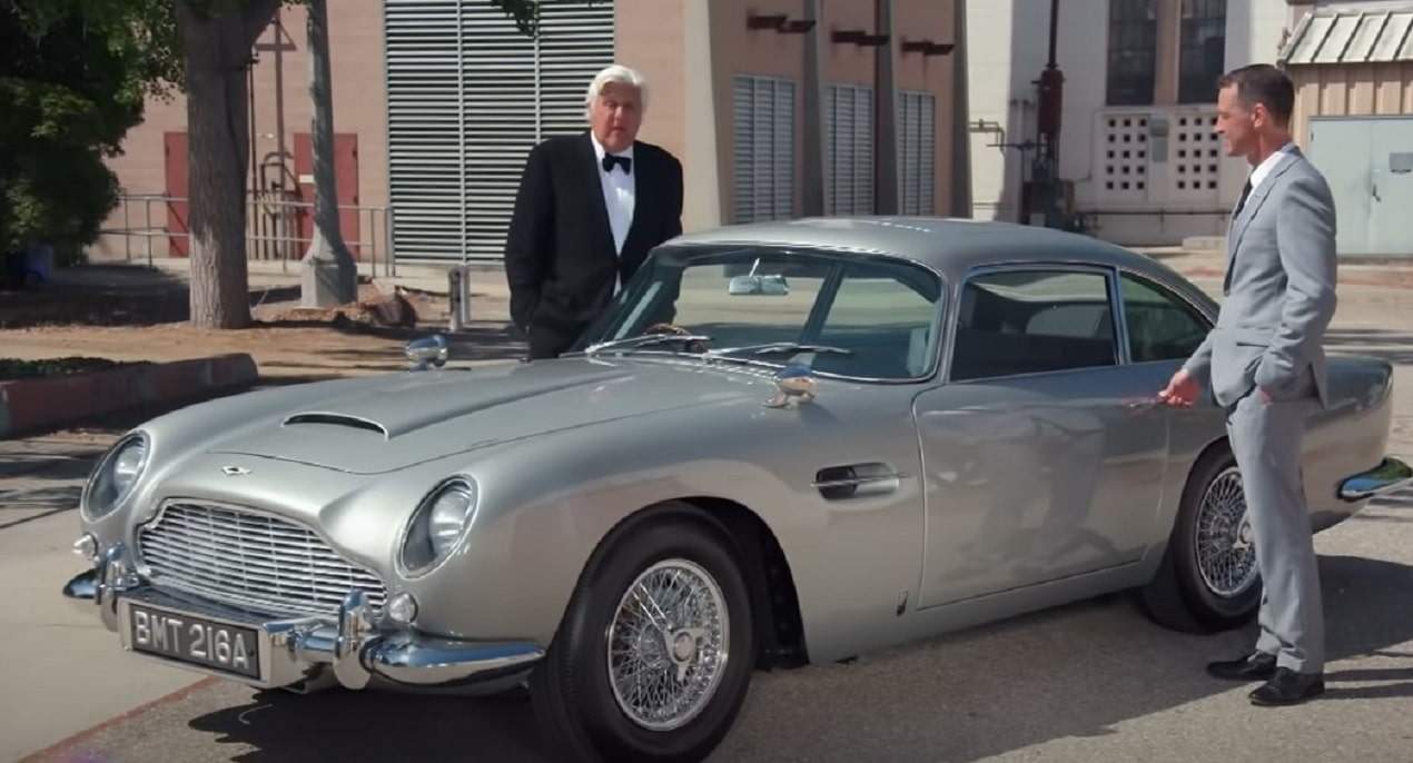 Jay Leno com o Aston Martin DB5