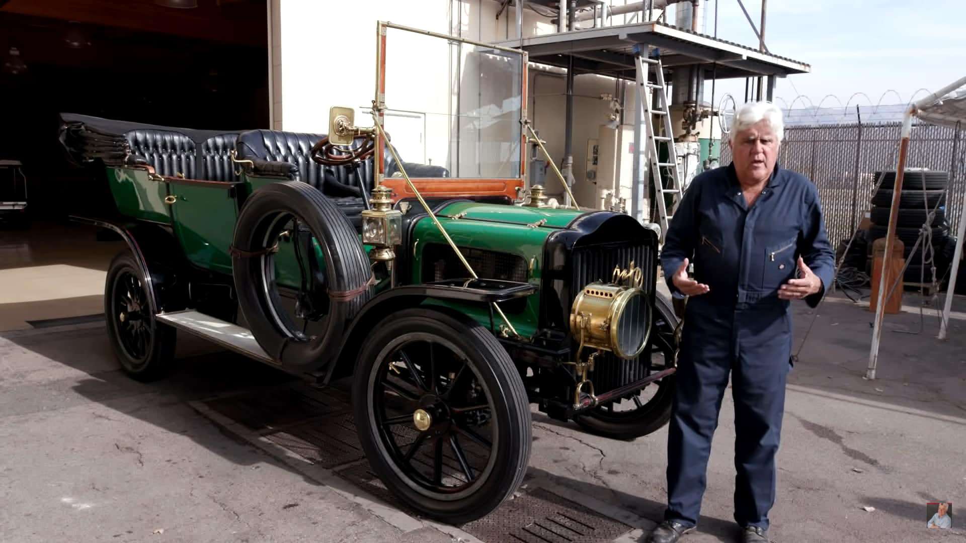 Apresentador Jay Lano ao lado de um carro a vapor