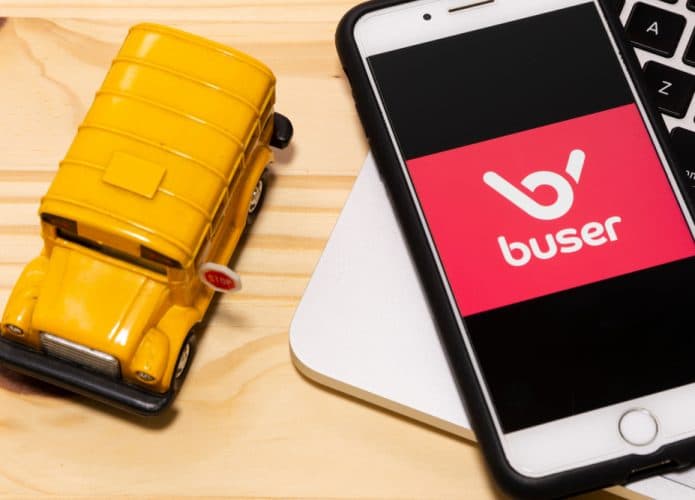 Logo da Buser em um celular