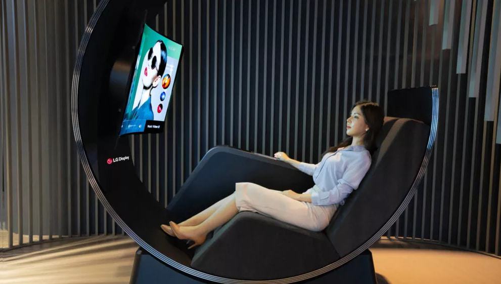 “Media Chair”, poltrona reclinável da LG Display para a CES 2022 tem tela OLED flexível com caixas de som integradas