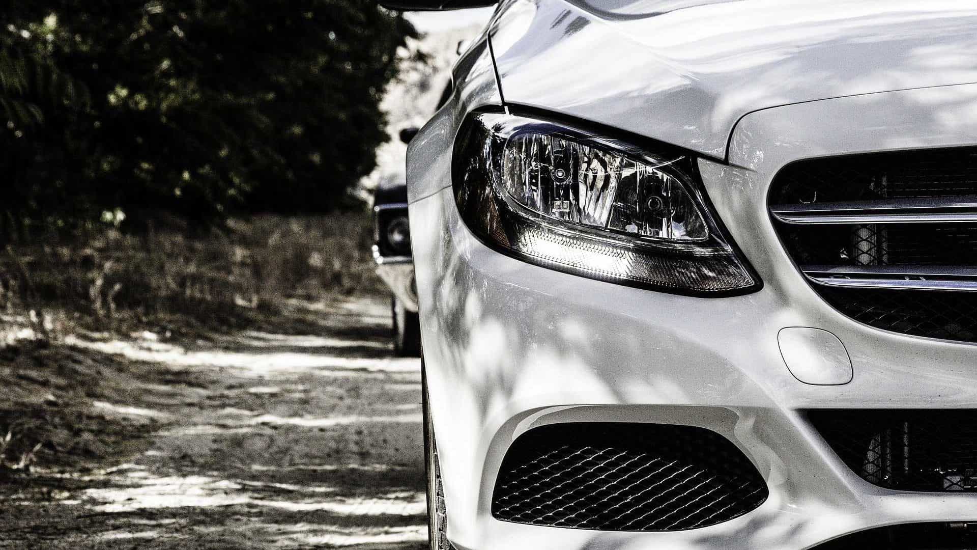 Dois carros na cor branca para exemplificar a tendência do mercado