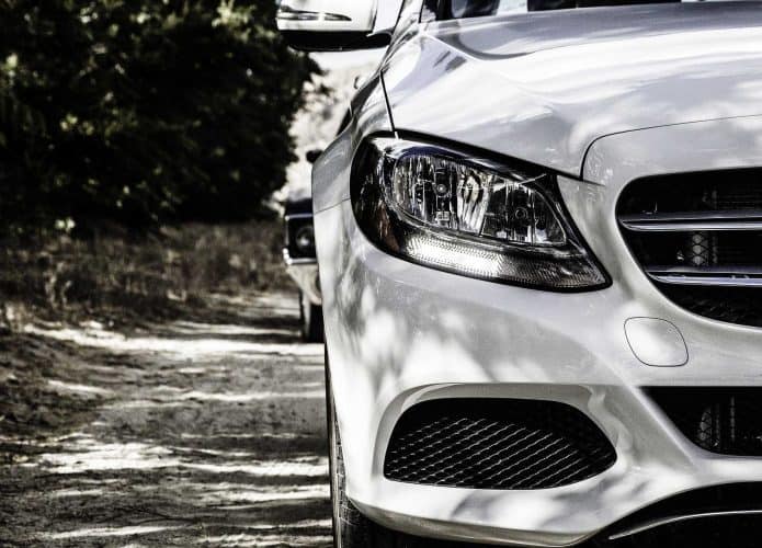 Dois carros na cor branca para exemplificar a tendência do mercado