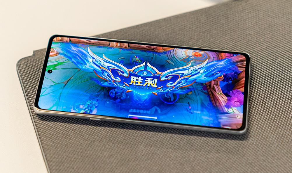 Imagem revela tela do Moto Edge X30