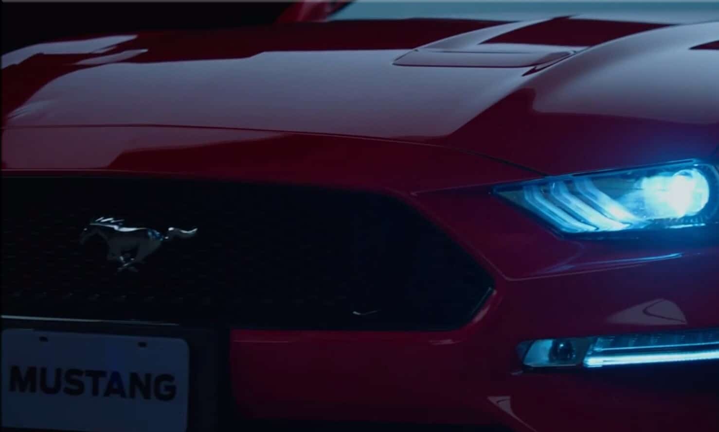 Frente de um carro Mustang