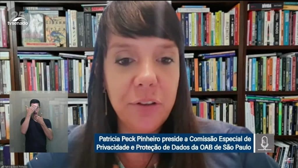 Advogada Patrícia debatendo no Senado sobre vazamento de dados