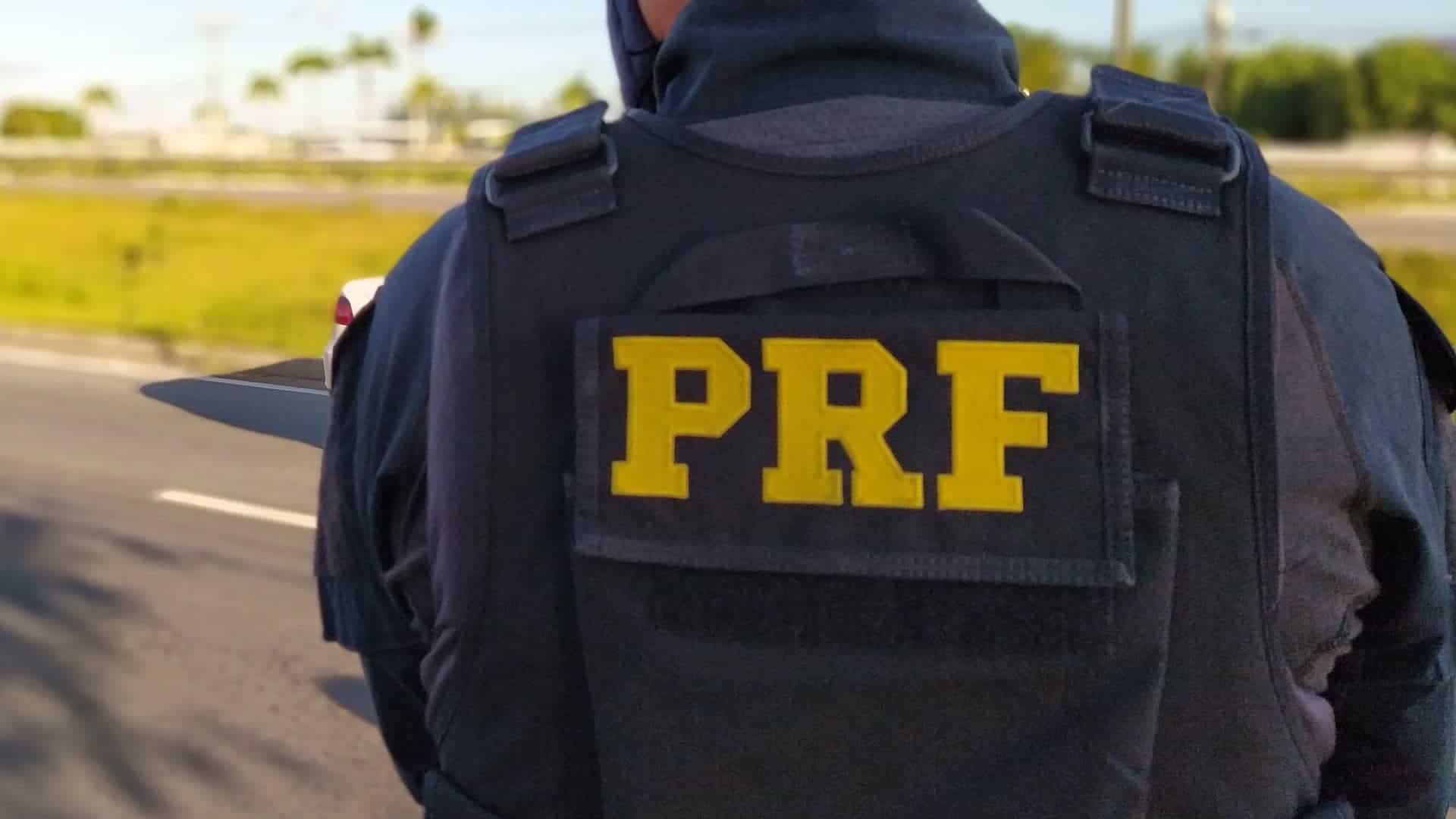 Imagem de um agente da Polícia Rodoviária Federal, que prendeu um homem que clonou o próprio carro