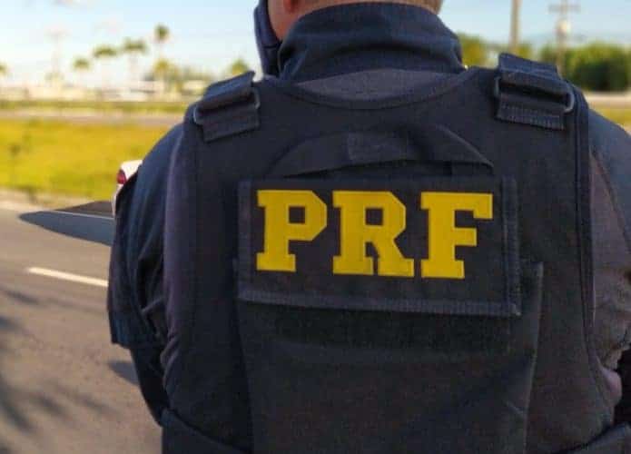 Imagem de um agente da Polícia Rodoviária Federal, que prendeu um homem que clonou o próprio carro