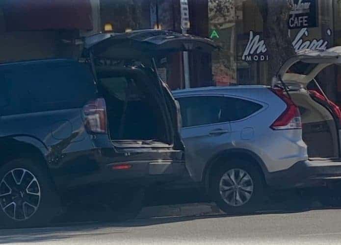 veículos com os porta-malas abertos para evitarem roubo