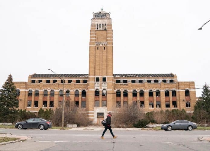 Ruínas da sede da AMC em Detroit, nos EUA