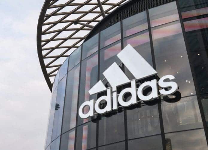 Fachada de uma das lojas da Adidas