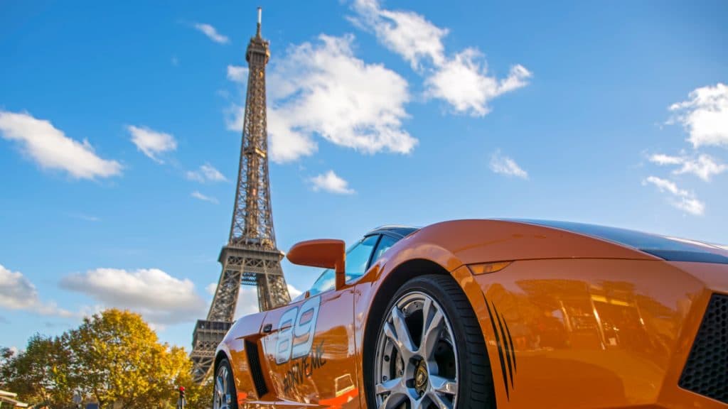 Carro Lamborghini Gallardo laranja na Torre Eiffel, Paris, França