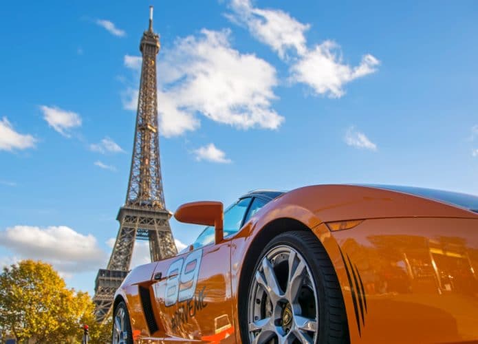 Carro Lamborghini Gallardo laranja na Torre Eiffel, Paris, França