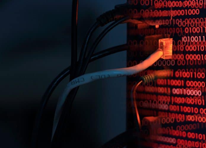 Ilustração representando spyware israelense, cabos numa tela