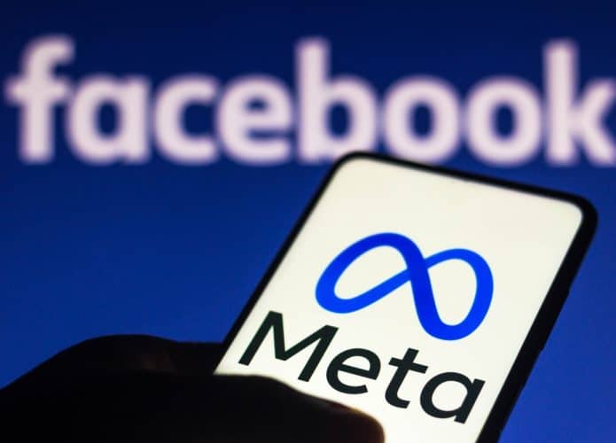 Logotipo da Meta exibido em um smartphone e, ao fundo, o logotipo do Facebook