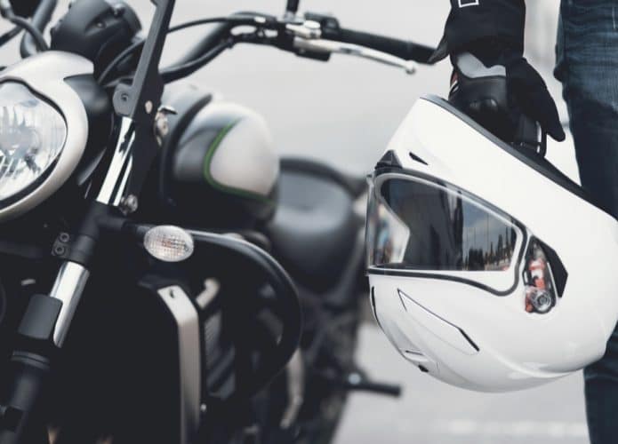 Motos elétricas: piloto e moto elétrica com um capacete