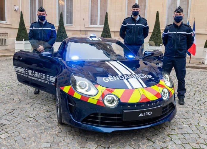 Policiais franceses juntos de um supercarro da Alpine