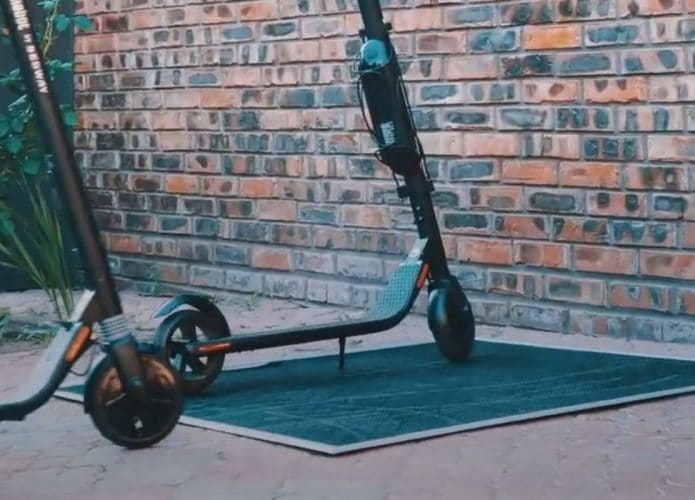Patinete sobre o tapete de carregamento sem fio