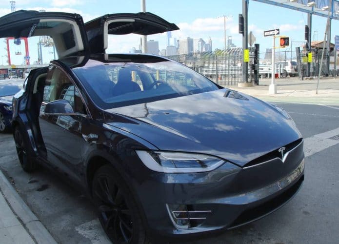tesla model x estacionado com as portas abertas