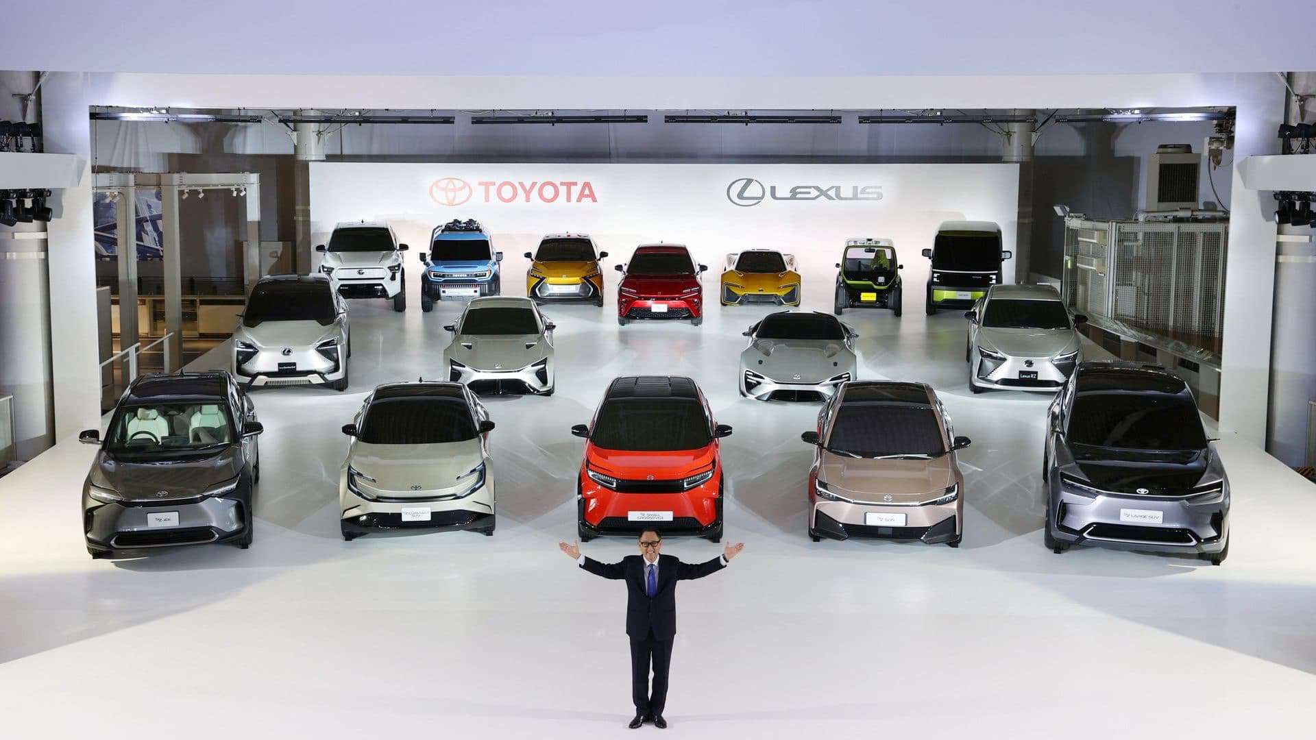 Akio Toyoda, presidente da Toyota, apresentando os conceitos de carros elétricos da montadora