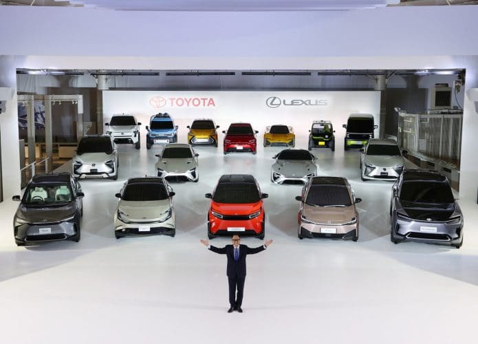 Akio Toyoda, presidente da Toyota, apresentando os conceitos de carros elétricos da montadora