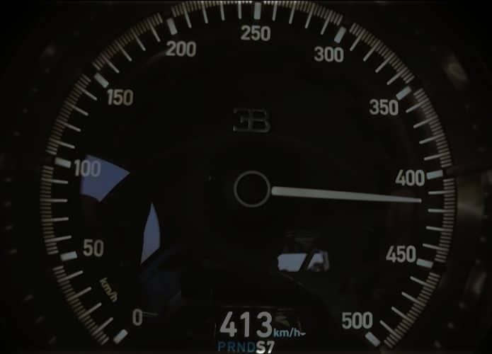 velocímetro do Bugatti Chiron marcando 413 km/h, um pouco antes de chegar ao limite alcançado