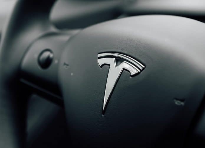 Volante de um carro Tesla: produção deverá dobrar em 2022