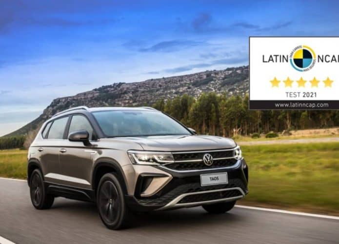 volkswagen taos na estrada com paisagem de floresta e montanha
